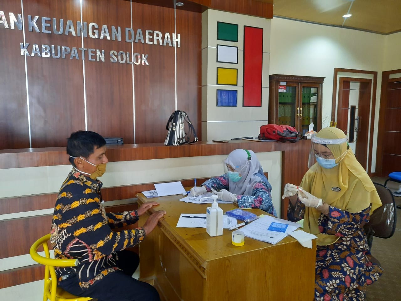Pemeriksaan Swab di Lingkungan Badan Keuangan Daerah Kabupaten Solok